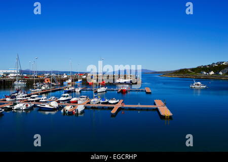 Hafen von Mallaig, Schottisches Hochland, mit Skye in der Ferne. Stockfoto