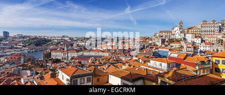 Skyline und Stadtbild von der Stadt Porto in Portugal, mit Blick auf die historischen Stadtteile Stockfoto