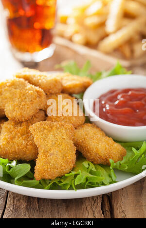 Chicken Nuggets mit Pommes frites und Salat ...