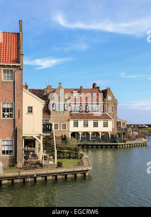 Blick auf '' The Crescent'' oder in niederländischer Sprache namens '' De Bocht'', in der historischen Stadt Enkhuizen in Nord-Holland, Niederlande. Stockfoto