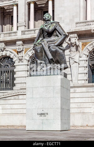 Porto, Portugal. Almeida Garrett Statue, großen portugiesischen romantische Schriftsteller des 19. Jh. setzte vor Porto-Rathaus Stockfoto