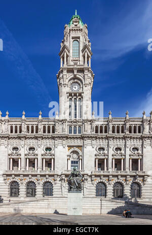 Das Rathaus von Porto befindet sich am oberen Rand der Aliados Avenue Stockfoto