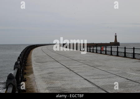 Roker Pier an einem kalten Wintertag. Stockfoto