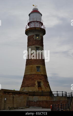 Leuchtturm auf Roker Pier, Sunderland, an einem kalten Wintermorgen Stockfoto