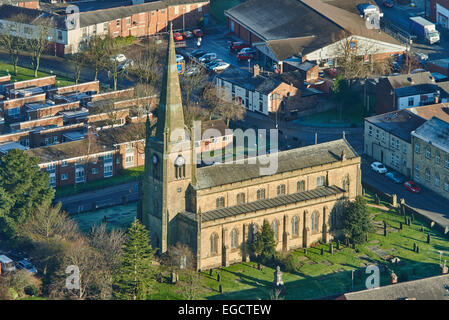 Eine Luftaufnahme des St George Parish Church in Tyldesley, Greater Manchester Stockfoto