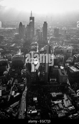Luftaufnahme auf die Londoner Skyline zeigt die Gurke und die Scherbe Stockfoto