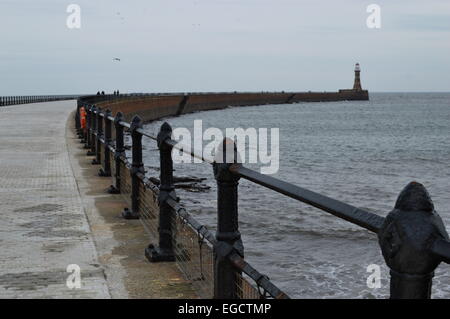 Roker Pier an einem kalten Wintertag. Stockfoto