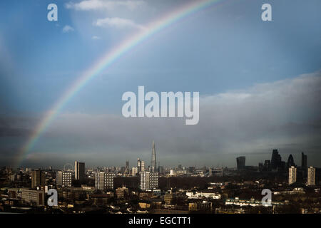 London, UK. 23. Februar 2015.  Regenbogen bricht über London nach Regenguss Credit: Guy Corbishley/Alamy Live News Stockfoto