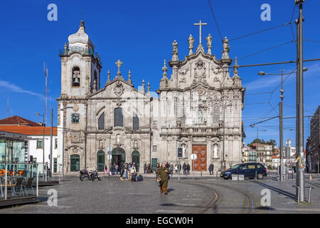 Porto, Portugal. 29. Dezember 2015: Carmelitas Church auf der linken Seite, Manierismus und des Barock Stile und Carmo Kirche auf der rechten Seite Stockfoto