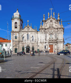 Porto, Portugal. 29. Dezember 2015: Carmelitas Church auf der linken Seite, Manierismus und des Barock Stile und Carmo Kirche auf der rechten Seite Stockfoto