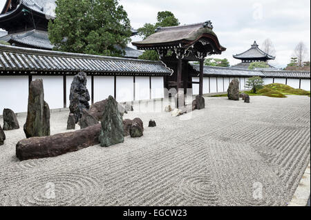 Steine und Schotter im Südgarten des Hōjō (das Quartier des Abtes) im Tofuku-JI-Tempel, entworfen von Shigemori Mirei im Jahre 1939 (Kyoto, Japan) Stockfoto