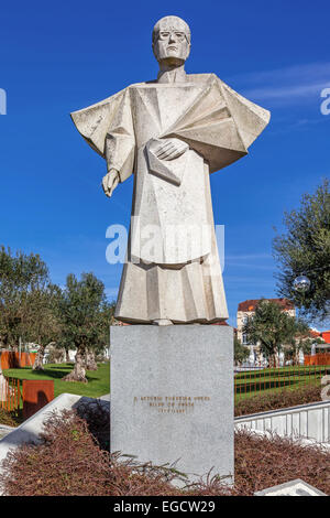 Porto, Portugal. Statue des ehemaligen Porto Bischofs Dom Antonio Ferreira Gomes. Stockfoto