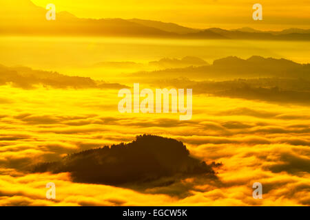 Blick von der Rigi über dem Mittelland oder Mittelland eingehüllt in Nebel, Zentralschweiz, Kanton Schwyz Stockfoto