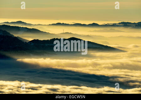 Blick von der Rigi über dem Mittelland oder Mittelland eingehüllt in Nebel, Zentralschweiz, Kanton Schwyz Stockfoto