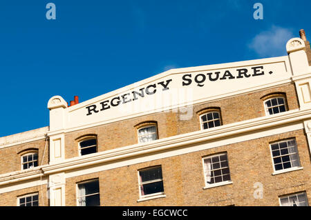 Der Name des Regency Square in Brighton geschrieben auf dem Giebel des eines der Gebäude um den Platz herum. Stockfoto