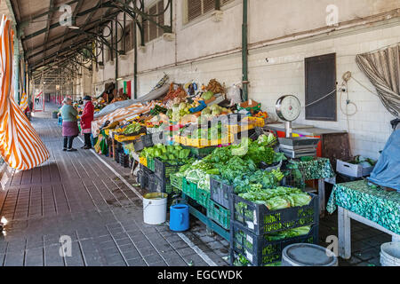 Porto, Portugal. 29. Dezember 2014: Innenministerium der historische Bolhao Markt mit frischen Lebensmitteln zu verkaufen Stockfoto