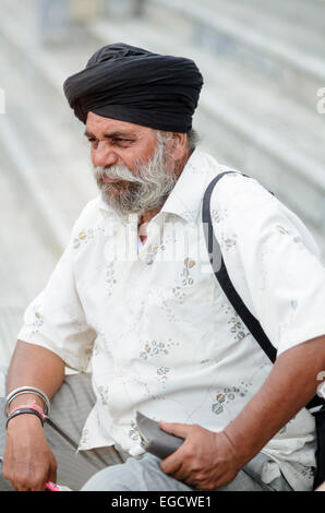 Eine Sikh Wahrsagerin wartet bei Batu Caves, Kuala Lumpur, Malaysia. Stockfoto
