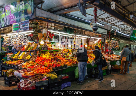 Porto, Portugal. 29. Dezember 2014: Obst-Verkäufer und Käufer im Inneren des historischen Bolhao Markt Stockfoto