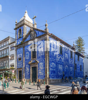Porto, Portugal. Santa Catarina Kapelle verziert aka Almas Kapelle mit den typisch portugiesischen blauen Kacheln aka Azulejos. Stockfoto