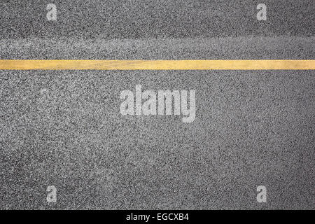 Draufsicht Autobahn Fahrbahn mit einzelnen gelben Linie Asphalt im Hintergrund Stockfoto