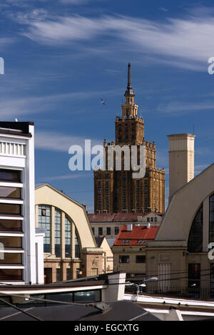 Der Akademie der Wissenschaften und der Zentralmarkt in Riga an einem sonnigen Frühlingstag Stockfoto