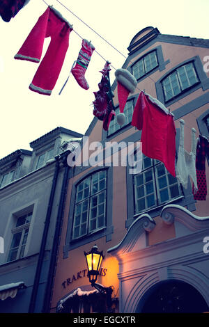 Santa Claus Kleidung an einem Seil über die Straße der Altstadt von Riga zu Weihnachten Stockfoto