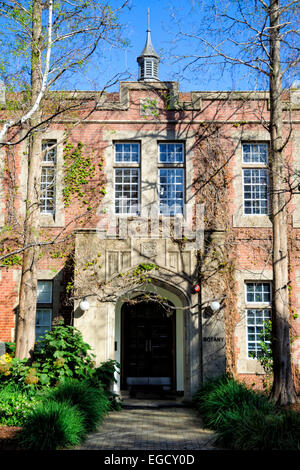 Eingang zu einem mock tudor Universitätsgebäude Stockfoto