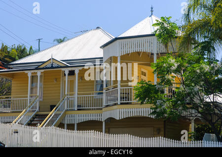 Queenslander Haus (Haus auf Stelzen), Brisbane, Queensland, Australien; Holzhaus; Wetterschenkel Haus; [Nsld] Stockfoto