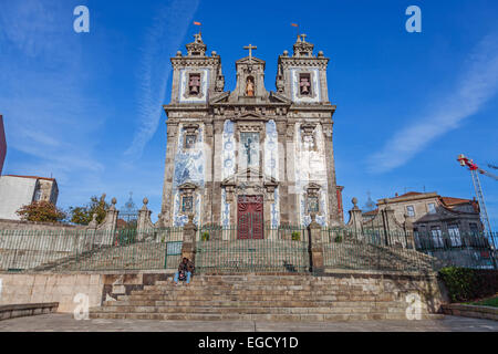 Kirche Santo Ildefonso in der Stadt Porto, Portugal. 18. Jahrhundert Barock-Architektur, mit portugiesischen blauen Ziegeln gedeckt Stockfoto