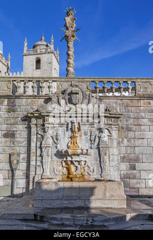 Rua Escura Brunnen befindet sich in der Nähe der Kathedrale von Porto und dem Pranger. Architektur des 17. Jahrhunderts. Porto, Portugal Stockfoto