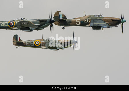 Die Schlacht um England Memorial Flight (BBMF) ist ein Flug, der Royal Air Force bietet eine Antenne Anzeige Gruppe für Veranstaltungen. Spitfires und Hurricane Stockfoto