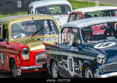 Klassische Limousine racing Am Goodwood Revival. Gruppe von Vintage Rennwagen enger zusammen Stockfoto