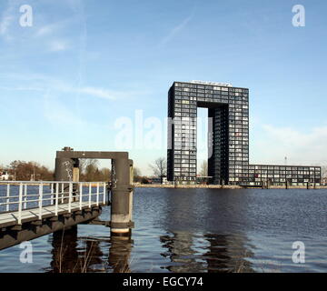 Modernes Wohnhaus (Tasman-Turm) und Steg in der Stadt Groningen. Niederlande Stockfoto