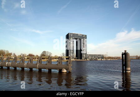 Modernes Wohnhaus (Tasman-Turm) und Liegeplatz Plakat in der Stadt Groningen. Niederlande Stockfoto