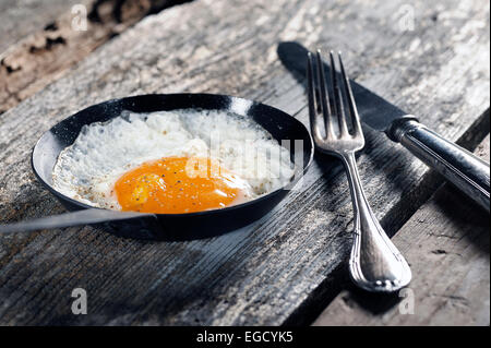 Spiegelei, gebraten in der Pfanne Stockfoto