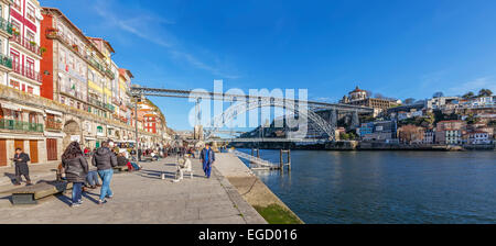 Touristen und Einheimische entlang des Douro Flusses bank in der Nähe von D. Luiz Brücke in Porto, Portugal. UNESCO-Welterbe. Stockfoto