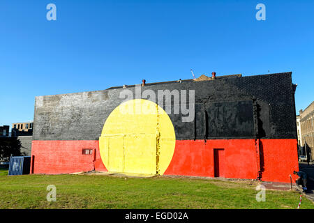 Das berühmte Aborigine Flagge Wandbild, das "The Block" in Redfern, Sydney, einem Gebiet, bekannt für seine Gemeinschaft der Aborigines markiert. Aboriginal Flagge Stadt Stockfoto