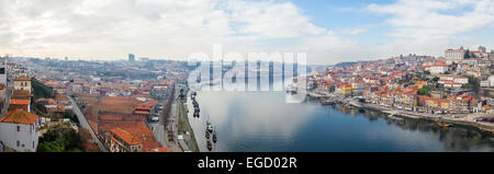 Panorama der historischen Ribeira Bezirk und Douro-Fluss in der Stadt von Porto und Vila Nova De Gaia Port Wine Cellars Stockfoto