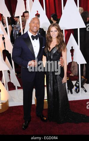 Los Angeles, CA, USA. 22. Februar 2015. Dwayne Johnson, Lauren Hashian!!! VEREINIGTES KÖNIGREICH HERAUS!!! für die 87. Academy Awards Oscars 2015 - Ankünfte 2, Dolby Theater in Hollywood und Highland Center, Los Angeles, CA 22. Februar 2015. Bildnachweis: Elizabeth Goodenough/Everett Collection/Alamy Live-Nachrichten Stockfoto