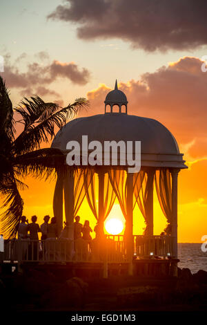 Hochzeitspavillon am Strand von Varadero mit Sonnenuntergang im Paradisus Varadero Resort & Spa-Hotel komplex, Varadero, Matanzas, Kuba Stockfoto