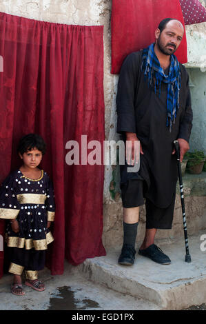 Charahi Spinkali, Kreis 5, Kabul. Naweeda mit ihrem Vater ein Landminen-Opfer mit einem künstlichen Bein. Stockfoto