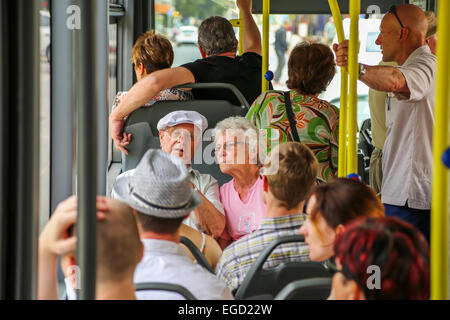 Auf einem überfüllten bus Stockfoto