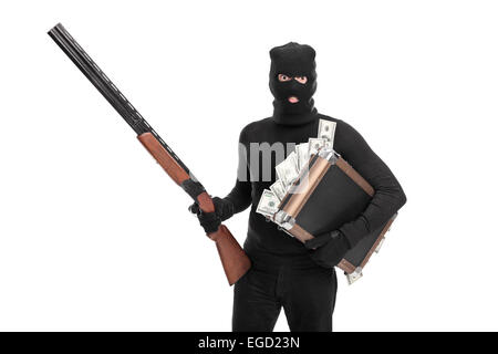 Einbrecher hält eine Tasche voller Geld und ein Gewehr isoliert auf weißem Hintergrund Stockfoto