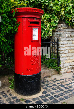 Typischen roten Briefkasten in England, UK Stockfoto