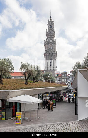 Porto, Portugal. Der kultige Clerigos Turm, über dem Praca de Lisboa oder Passeio Dos Clerigos gesehen. Stockfoto