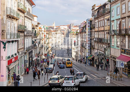 Porto, Portugal. Aussicht vom Gipfel der Clerigos Straße mit Aliados Avenue, Liberdade Square und Congregados Kirche auf der Rückseite. Stockfoto