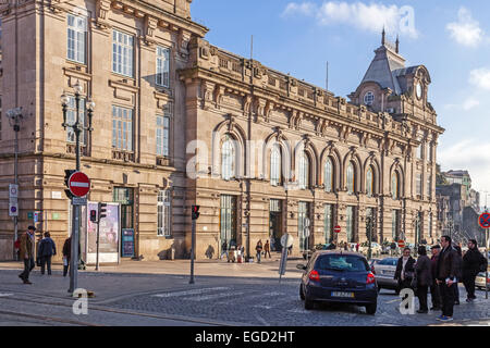 Porto, Portugal. Sao Bento Bahnhof, einer der wichtigsten Bahnhöfe der Stadt, und Almeida Garrett Platz. Stockfoto