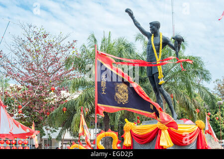 Statue von einem Thai-Boxer dekoriert für chinesischen Neujahrsfest in Hua Hin, Thailand Stockfoto