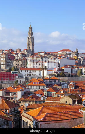 Der kultige Clerigos Turm in der Stadt Porto, Portugal. Eine der Sehenswürdigkeiten und Wahrzeichen der Stadt Stockfoto