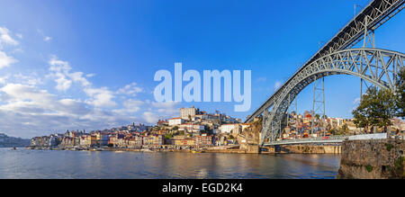 Porto oder Oporto, Portugal. Ribeira Bezirk, Douro und Dom Luis ich Panorama / / / Sonnenuntergang Stadt Stadtbild Skyline alte Eisenstahl Brücke Bogen Häuser Stockfoto